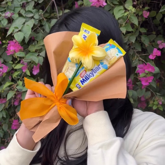 Milky Claw Clip Bouquet